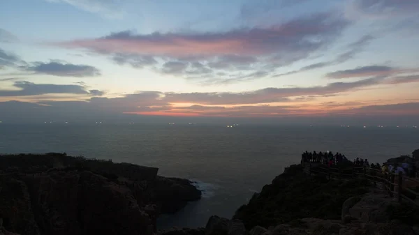 中国の浙江省クコ島夜明け前に空と海岸 カラフルな雲が変わる ストックフォト