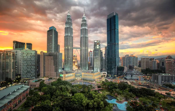 Petronas Tweelingtorens Verlicht Onder Een Kuala Lumput Zonsondergang — Stockfoto
