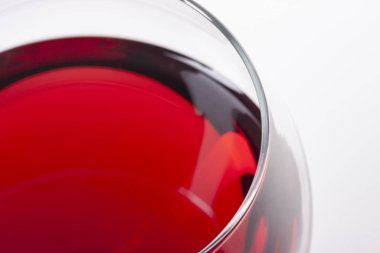 Bardakta kırmızı şarap, üst köşeden izleniyor..