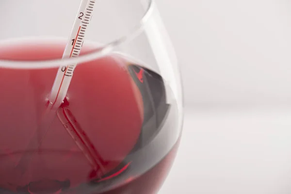 Mesurer la température du vin rouge avec un thermomètre à vin — Photo