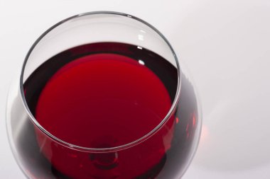 Bir bardak kırmızı şarap gölge ile. Üstten Görünüm