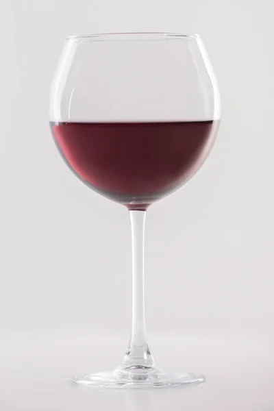 Verre de vin rouge sur fond blanc et avec ombre douce . — Photo