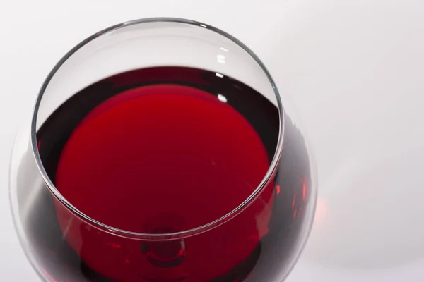 Kieliszek czerwonego wina z cienia. Widok z góry — Zdjęcie stockowe