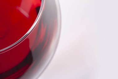 Bardakta kırmızı şarap, üst köşeden izleniyor. Metin için bir yer var.