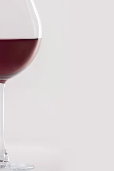 Verre de vin rouge sur fond blanc et à l'ombre douce. Il y a une place pour le texte . — Photo