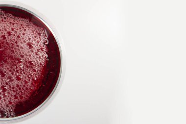 Gölgeli bir kadeh kırmızı şarap. Süper manzara. Soyut kırmızı şarap kabarcıkları.