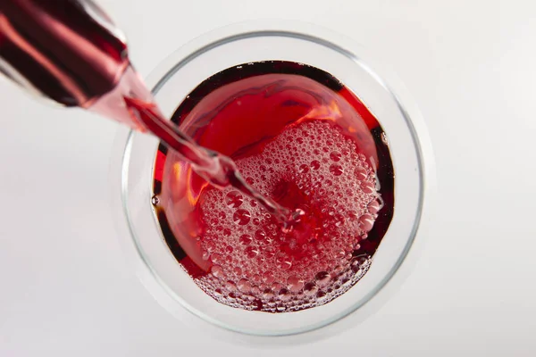 Verre de vin rouge avec ombre.Vue de dessus. Bulles abstraites de vin rouge . — Photo