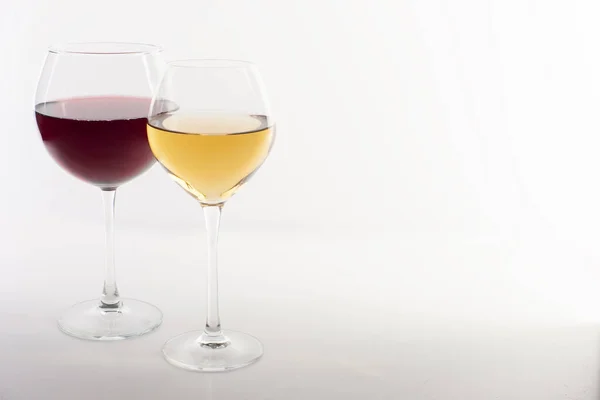 Glass of red and white wine on a white background and with soft shadow. — Stock Photo, Image