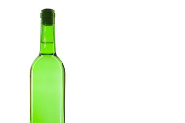Beyaz arka planda izole edilmiş beyaz şaraplı yeşil şişe. Metin için bir yer var.