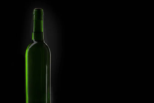 Зеленый силуэт бутылки вина. Крупный план открытия винной бутылки с пробкой перед черным фоном с текстовым полем. Есть место для текста. . — стоковое фото