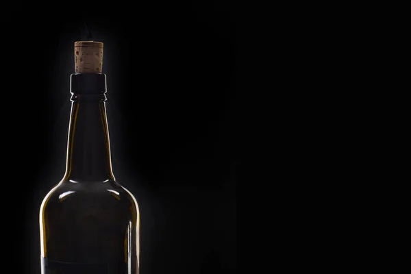 Крупный план открытия бутылки вина с пробкой перед черным фоном с текстовым полем — стоковое фото
