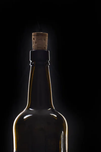 Primer plano de una abertura de una botella de vino con corcho delante de fondo negro con campo de texto — Foto de Stock