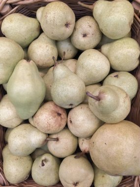 Armut dokusu: üretim aşamasında hasat sırasında sığınaklarda toplanan armutlar. Yakın plan.