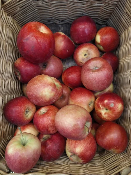 Grupp Röda Äpplen Med Löv Närbild — Stockfoto