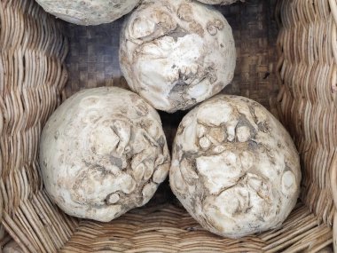 Kereviz, marketten yeşil sebze. Yakın plan.