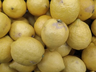 Taze meyve ve sebze. Limonlar pazarda satılır. Yakın plan.