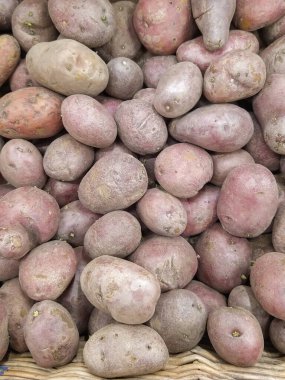 Çiğ patates, yemek geçmişi. Taze patates, markette çiğ organik altın patatesler. Yakın plan.