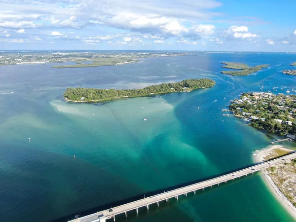 Вид с воздуха на мост на острове Анны Марии — стоковое фото