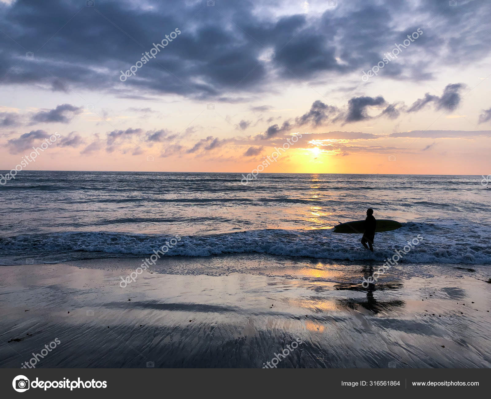 Silhouette Eines Surfers Am Strand Bei Sonnenuntergang Stockfoto C Bonandbon
