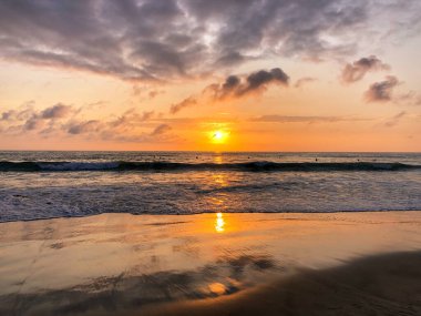 Renkli okyanus plajı gün batımı güneşe bakıyor