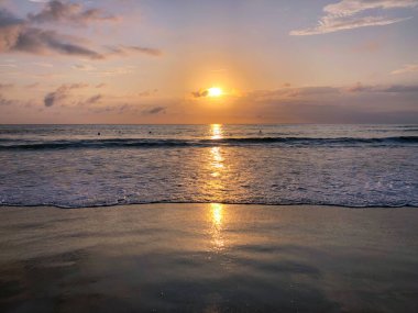 Renkli okyanus plajı gün batımı güneşe bakıyor