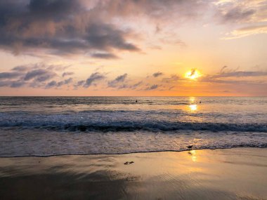 Renkli okyanus plajı gün batımı güneşe bakıyor