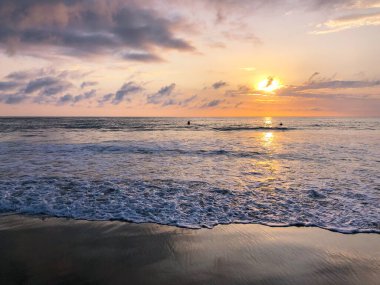 Renkli okyanus plajı gün batımı güneşe bakıyor