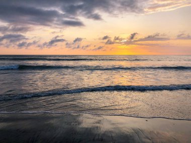 Renkli okyanus plajı gün batımı güneşe bakıyor