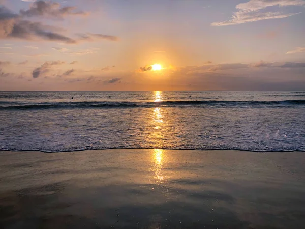 Renkli okyanus plajı gün batımı güneşe bakıyor