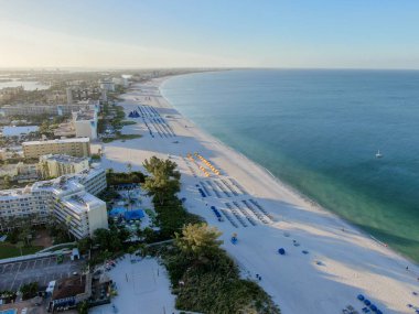 St Pete plajı ve tatil beldeleri havadan görünüyor.