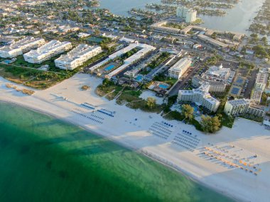 St Pete plajı ve tatil beldeleri havadan görünüyor.