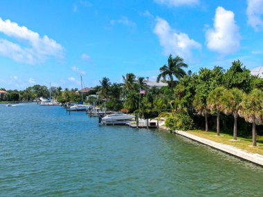 Körfez Adası 'nın havadan görünüşü ve lüks villalar