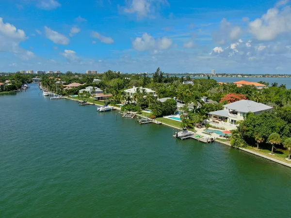 Vista aerea del quartiere Bay Island e ville di lusso — Foto Stock