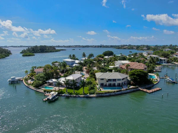 Vista aerea del quartiere Bay Island e ville di lusso — Foto Stock