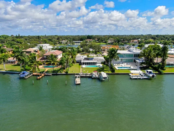 Vista aérea del barrio de Bay Island y villas de lujo —  Fotos de Stock