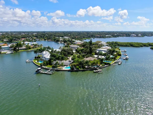 Vista aerea del quartiere Bay Island e ville di lusso — Foto Stock