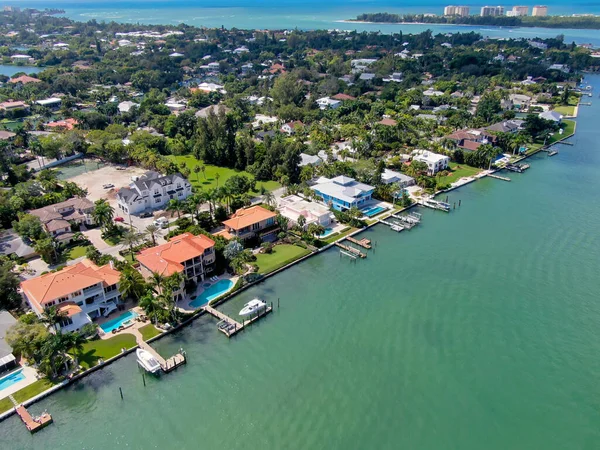 Вид с воздуха на окрестности острова Бей и роскошные виллы Стоковая Картинка