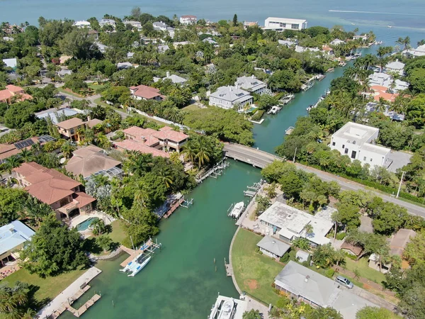 Вид с воздуха на окрестности острова Бей и роскошные виллы Стоковая Картинка