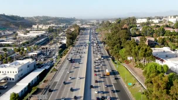 Flygfoto över motorvägen San Diego — Stockvideo