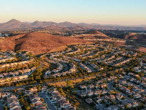 Luchtfoto van residentiële moderne onderverdeling tijdens zonsondergang — Stockfoto