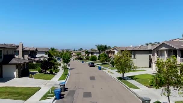 Barrio suburbano calle con grandes villas — Vídeo de stock