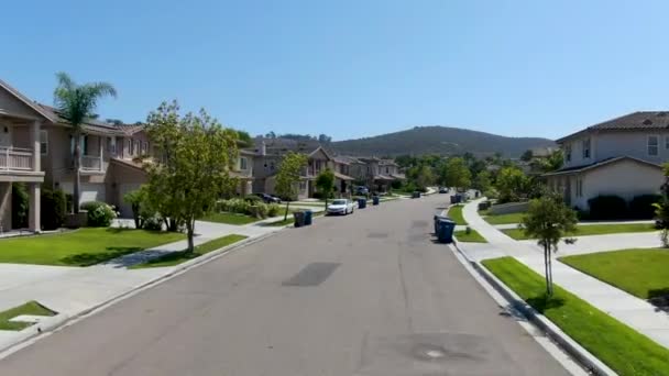 Předměstská čtvrť ulice s velkými vilami — Stock video
