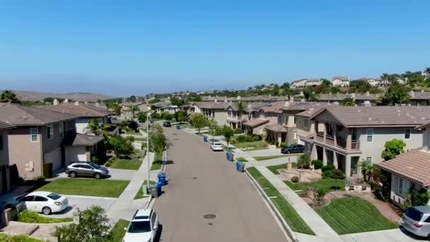 Barrio suburbano calle con grandes villas — Vídeos de Stock