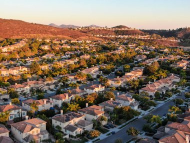 Günbatımında modern yerleşim birimlerinin hava görüntüsü
