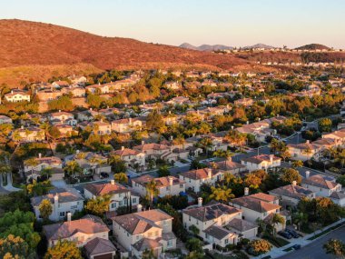 Günbatımında modern yerleşim birimlerinin hava görüntüsü
