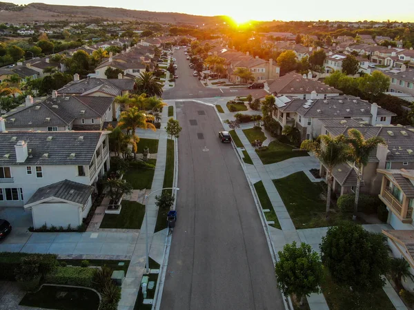 Luftaufnahme einer modernen Wohnanlage bei Sonnenuntergang — Stockfoto