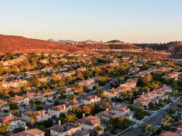 Luchtfoto van residentiële moderne onderverdeling tijdens zonsondergang — Stockfoto