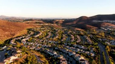 Günbatımında modern yerleşim birimlerinin hava görüntüsü