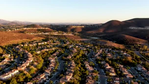 Luchtfoto van residentiële moderne onderverdeling tijdens zonsondergang — Stockvideo