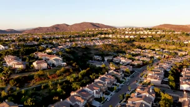 Vista aérea da subdivisão moderna residencial durante o pôr do sol — Vídeo de Stock